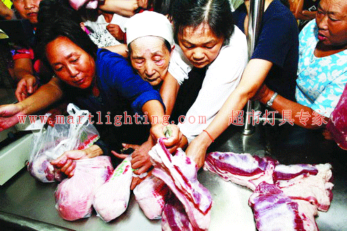 生鲜超市哄抢猪肉