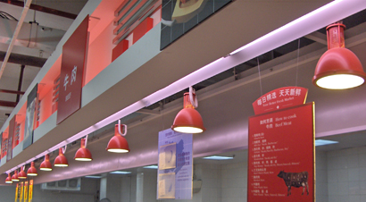 超市生鲜灯：红色生鲜吊灯吊挂在肉食品上方，让肉更佳鲜嫩！
